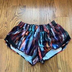 RARE Lululemon Hotty Hot Shorts 2.5” Size 8-multicolor print